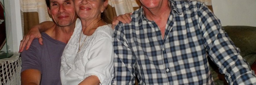 Lynette van Wyk in haar huis saam met Michael Baker (links) en Charl de Villiers wat by haar kom kuier het 